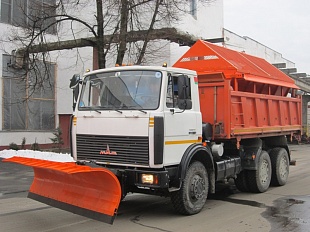 Пескосолераспределитель ОРС-08 с коммунальным отвалом.